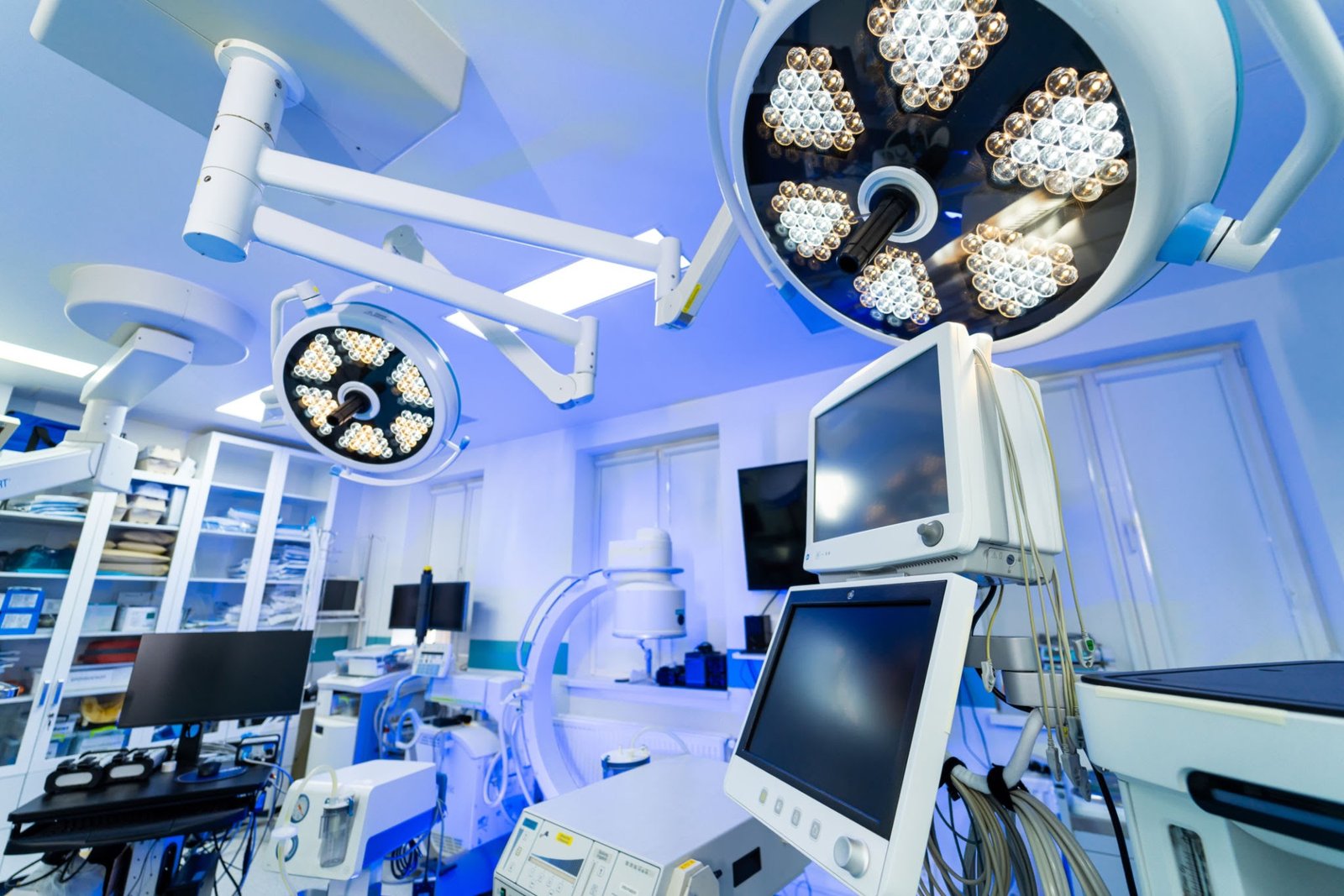 Adana beyin ve sinir cerrahisi doktorları için modern mikrocerrahi ameliyathane ortamı